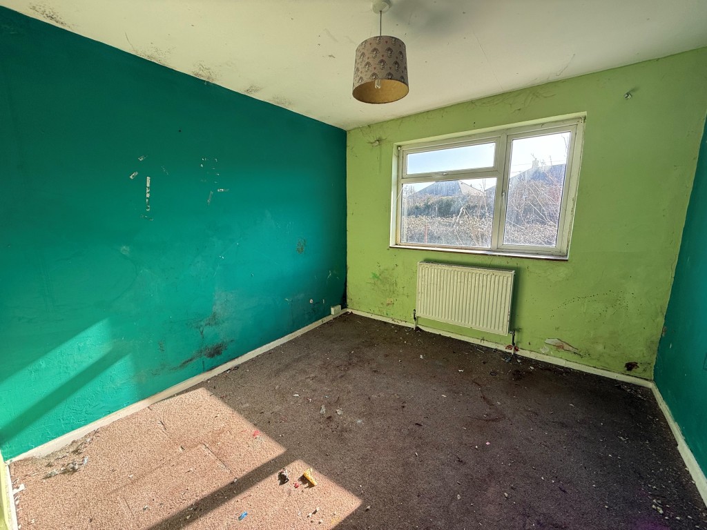 Lot: 173 - THREE-BEDROOM TERRACED HOUSE FOR REFURBISHMENT LOCATED IN A CUL-DE-SAC - Carpeted 3rd bedroom with window and radiator